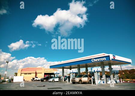 Tankstelle Chevron in der Wüste von Nevada Stockfoto