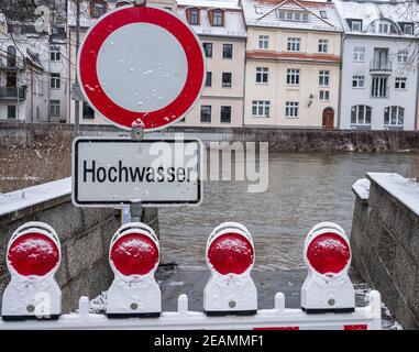 Vorsicht Hochwasserwarnschild an einem Fluss Stockfoto