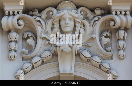 Architektonisches Detail mit einem mascaron einer jungen Frau auf eine Spalte auf der Fassade eines alten Gebäudes, Zagreb, Kroatien Stockfoto