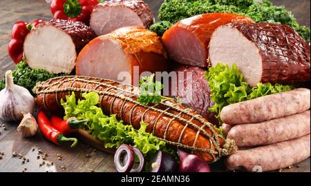 Vielzahl von Fleischerzeugnissen mit Schinken und Würstchen Stockfoto