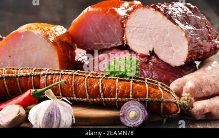 Vielzahl von Fleischerzeugnissen mit Schinken und Würstchen Stockfoto