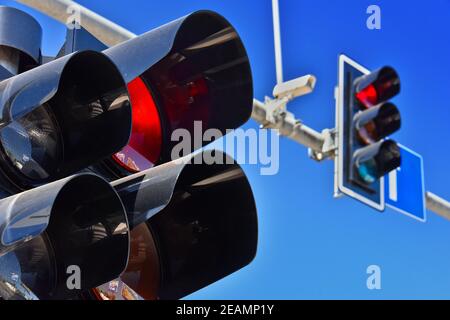 Ampel über blauen Himmel Stockfoto