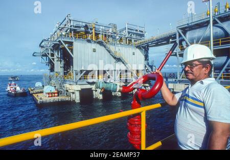 MARACAIBO SEE, VENEZUELA, OKTOBER 1988 - Arbeiter, Lagoven Ölgesellschaft, im Zulia Staat. Stockfoto