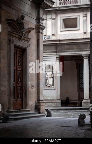 Florenz, Italien - 2021, Januar 31: Blick auf den Innenhof der Uffizien, von der Via Lambertesca. Stockfoto