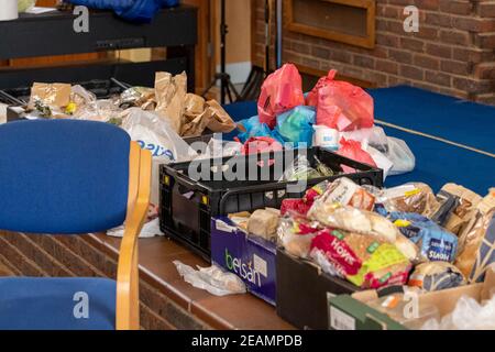 Brentwood Essex 10th. Februar 2021 die Foodbank in der Doddinghurst Road Community Church hat während des Sturms Darcy immer wieder Lebensmittel und andere wichtige Dinge an Bedürftige verteilt. Die Veranstalter berichten von einem starken Nachfrageanstieg nach der letzten Sperre. Kredit: Ian Davidson/Alamy Live Nachrichten Stockfoto