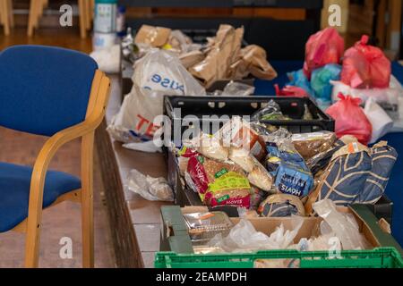 Brentwood Essex 10th. Februar 2021 die Foodbank in der Doddinghurst Road Community Church hat während des Sturms Darcy immer wieder Lebensmittel und andere wichtige Dinge an Bedürftige verteilt. Die Veranstalter berichten von einem starken Nachfrageanstieg nach der letzten Sperre. Kredit: Ian Davidson/Alamy Live Nachrichten Stockfoto