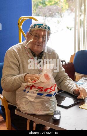 Brentwood Essex 10th. Februar 2021 die Foodbank in der Doddinghurst Road Community Church hat während des Sturms Darcy immer wieder Lebensmittel und andere wichtige Dinge an Bedürftige verteilt. Die Veranstalter berichten von einem starken Nachfrageanstieg nach der letzten Sperre. Im Bild, Robin Maillard, ein Foodbank Volunteer Kredit: Ian Davidson/Alamy Live News Stockfoto