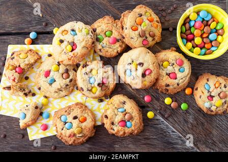 Leckere Kekse mit Schokoladenlinsen Stockfoto