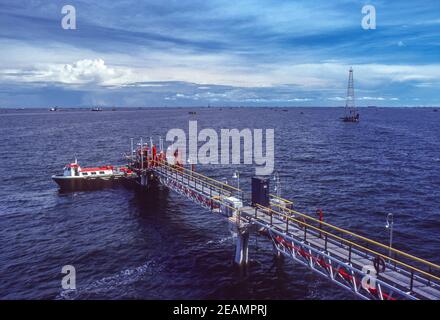 MARACAIBO-SEE, VENEZUELA, OKTOBER 1988 - Ausrüstung der Ölgesellschaft Lagoven auf dem See, im Zulia-Staat. Stockfoto