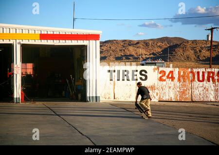 Ein Junge Skatboarding in einer Tankstelle in Nevada Stockfoto