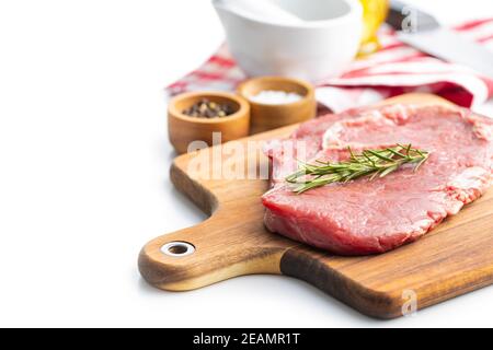 Geschnittenes rohes Ribeye Steak auf Schneidebrett Stockfoto
