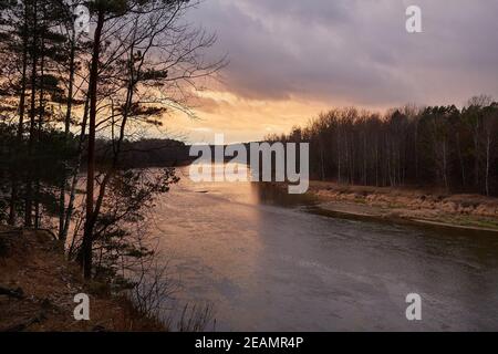 Flusslandschaft in der Dämmerung in Lighuania Stockfoto