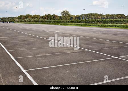 Parkplatz mit leeren Flecken Stockfoto