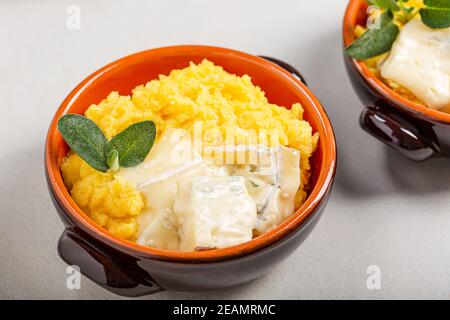 Gericht aus Polenta mit geschmolzenem Gorgonzola-Käse Stockfoto