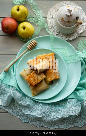 Pfannkuchenbrötchen mit Apfel und Honig, belarussisches Gericht Stockfoto