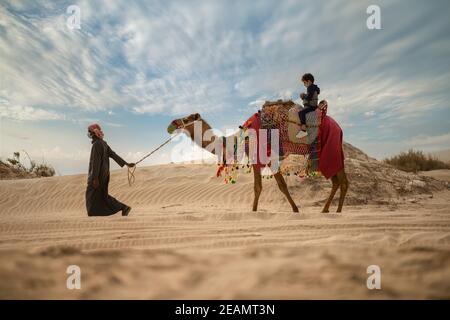 Tourist auf Kamel zurück im Binnenmeer Stockfoto