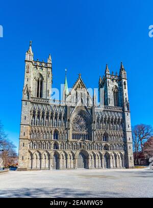 Blick auf die Hauptfassade der Kathedrale von Nidaros in trondheim, Norwegen Stockfoto