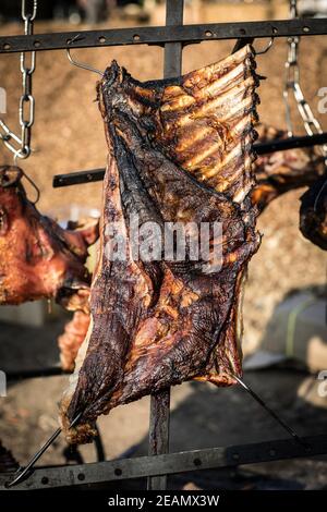 Hängende Rippen über dem grill Stockfoto