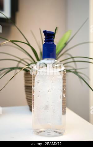 Flasche Handdesinfektionsmittel, antimikrobielles Flüssiggel, Keimprävention oder antibakterielle Hygiene für Coronavirus am Arbeitsplatz Stockfoto