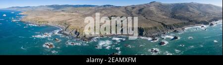 Der Pazifik wäscht an einem schönen Tag gegen die Küste Nordkaliforniens. Der malerische Pacific Coast Highway verläuft in diesem Küstengebiet. Stockfoto