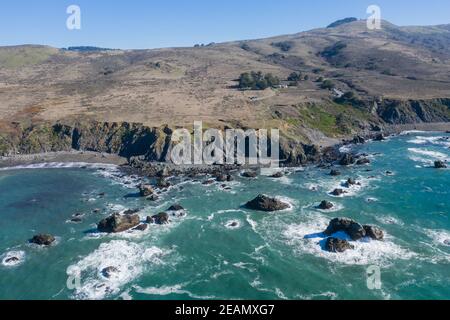 Der Pazifik wäscht an einem schönen Tag gegen die Küste Nordkaliforniens. Der malerische Pacific Coast Highway verläuft in diesem Küstengebiet. Stockfoto