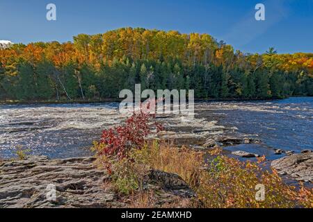 Rocky Rapids im North Woods Herbst Stockfoto