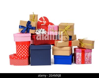 Großer Stapel von Geschenken in braunem Kraftpapier und eingewickelt Gebunden mit Seidenband blau und rot Stockfoto