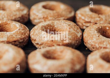 Schöne Bagels und Lebkuchen liegen auf einem braunen Hintergrund Stockfoto