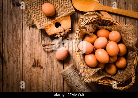 Bio-Eier auf Holzhintergrund, fertig zum Backen Stockfoto