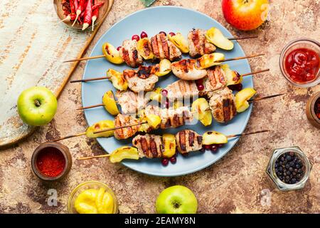 Putenkebab mit Apfel. Stockfoto