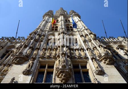 BRÜSSEL, BELGIEN - 05. Mai 2014: Zentrale Frontansicht des historischen Rathauses (Hotel de Ville oder Stadhuis) von Brüssel, Belgien, im Grand Pl Stockfoto