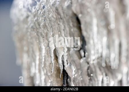 Sassnitz, Deutschland. Februar 2021, 10th. Eiszapfen hängen vom Pier am Hafeneingang. Frostiges Wetter und Schneefall behindern den Verkehr in Norddeutschland. Quelle: Jens BŸttner/dpa-Zentralbild/dpa/Alamy Live News Stockfoto