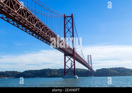 Der Brücke 25 de Abril Stockfoto