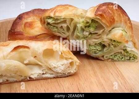 Burek Pie mit Fleisch, Käse oder Spinat Stockfoto