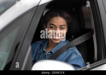 Große Auto-Angebot, Auto-Werbung und moderne Blogger Stockfoto