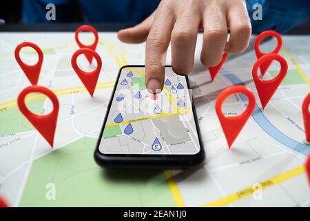 Suche Nach Pin-Markierungen Auf Lokaler Karte Stockfoto