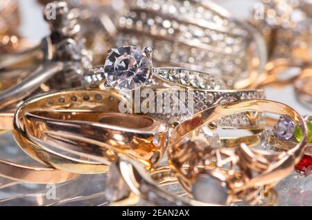 Viele alte goldene Ringe mit Steinen. Stockfoto