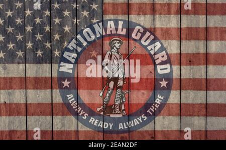 Vintage amerikanische Flagge und Nationalgarde Insignien auf einem gemalt Alte Scheunenmauer Stockfoto