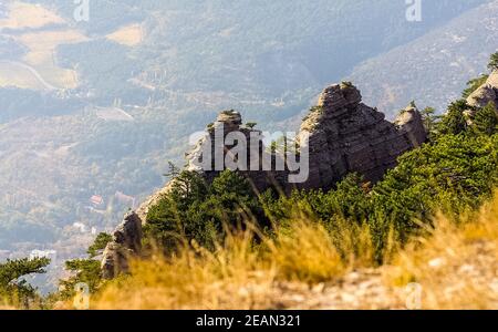 Die Berge und die Wälder Krim. Die Nadelbäume und die Laubbäume auf den Hügeln der Berge und der Felsen Stockfoto