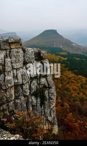 Die Berge und die Wälder Krim. Die Nadelbäume und die Laubbäume auf den Hügeln der Berge und der Felsen Stockfoto