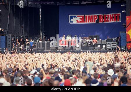 Fans beobachten Limp Bizkit auf dem Reading Festival 2000, Berkshire, England, Großbritannien. Stockfoto