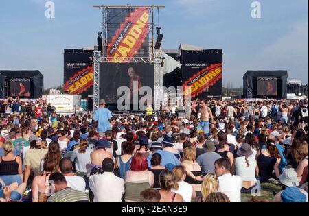 Fans beobachten Limp Bizkit auf dem Reading Festival 2000, Berkshire, England, Großbritannien. Stockfoto