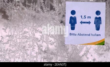 10. Februar 2021, Niedersachsen, Braunschweig: Eisblumen bedecken das Fenster der Kasse in Kennel-Bad, eine Notiz weist auf die Entfernungsregeln hin. Die Menschen in Niedersachsen sollen bis zum nächsten Wochenende mit der weißen Pracht zurückgelassen werden, bevor es wieder wärmer wird. Foto: Stefan Jaitner/dpa Stockfoto