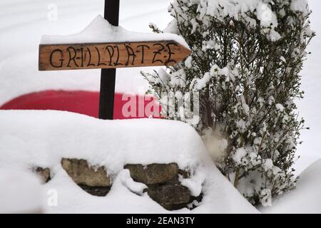 10. Februar 2021, Niedersachsen, Braunschweig: Ein Schild mit der Aufschrift "Grillplätze" steht mit einer Schneekappe in der Nähe des Kennelbades. Die Menschen in Niedersachsen sollten bis zum nächsten Wochenende noch die weiße Pracht haben, bevor es wieder wärmer wird. Foto: Stefan Jaitner/dpa Stockfoto