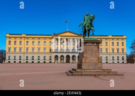 Statue des Königs Karl Johan vor dem königlichen Palast in Oslo, Norwegen Stockfoto