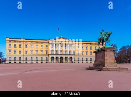 Statue des Königs Karl Johan vor dem königlichen Palast in Oslo, Norwegen Stockfoto