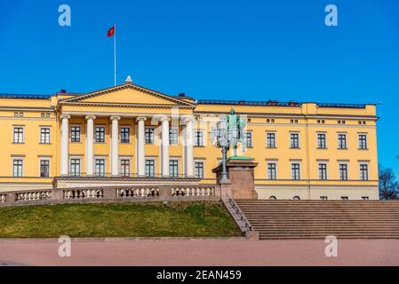 Statue des Königs Karl Johan vor dem königlichen Palast in Oslo, Norwegen Stockfoto