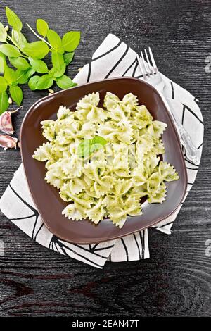Farfalle mit Pesto in Teller auf schwarzem Brett Stockfoto