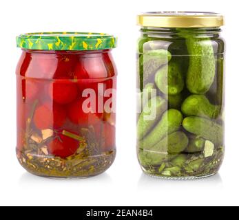 Glas mit Gurken und Tomaten auf weißem Hintergrund Stockfoto