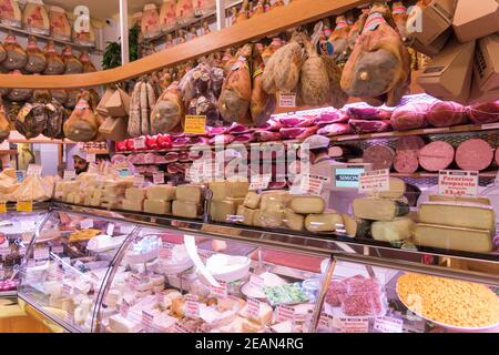 Parmamschinken, Käse und italienische Küche in den Simoni Delikatessen in Bologna Italien Stockfoto